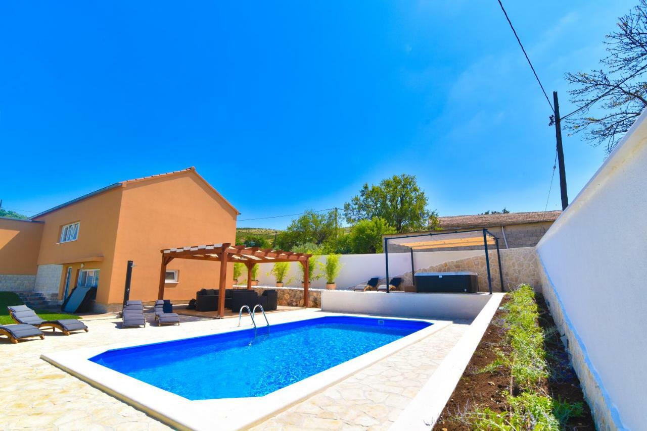 Villa Village Idylle With Heated Pool, Sauna, Jacuzzy And Private Parking Sukošan Exterior foto